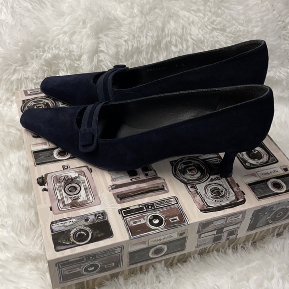 Stuart Weitzman Navy Suede Pumps (made in Spain) size 8N - Picture 4 of 10